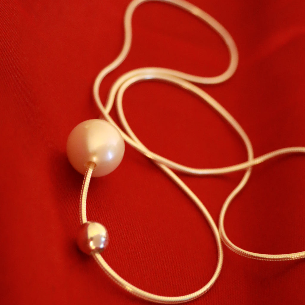 Solitary Glow – Handmade Sterling Silver &amp; Freshwater Pearl Necklace